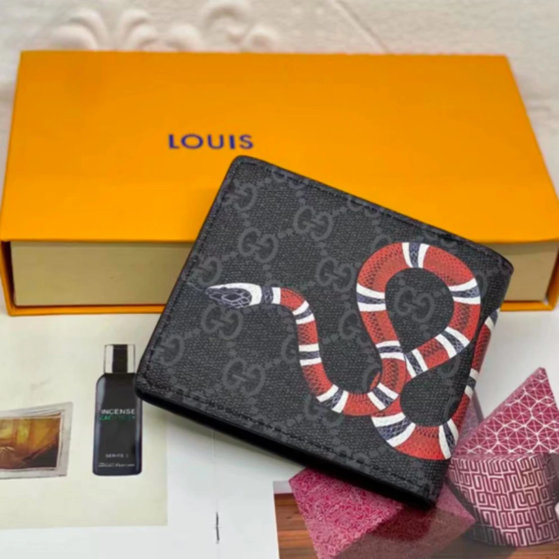 Svart  plånbok med ormmotiv