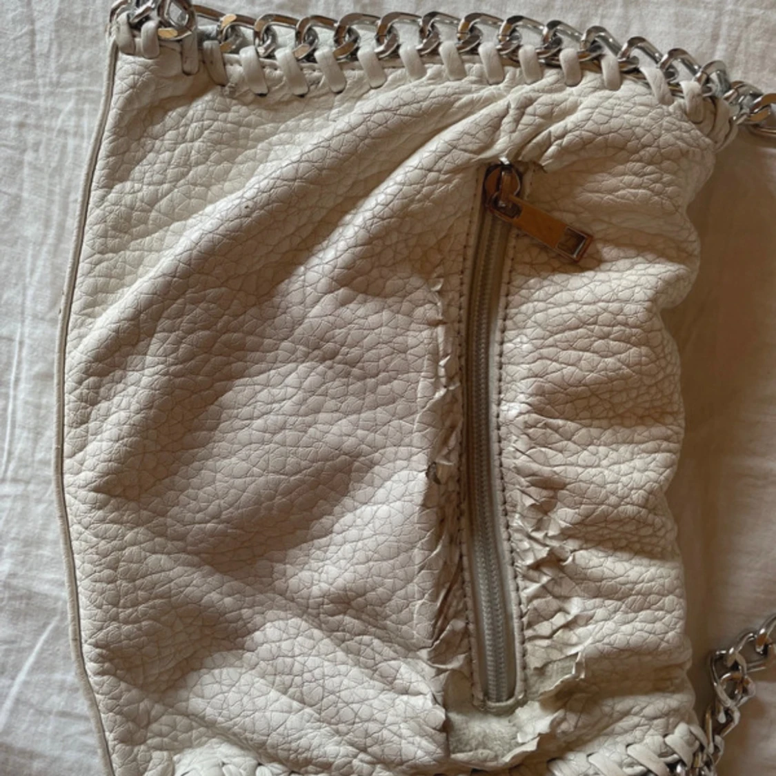 Vit axelväska med kedjedetaljer - 3