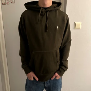 Olivgrön Hoodie Ralph Lauren - Ralph lauren hoodie i olivgrön I ny Skick! 180,65 kg storlek M! Må bäst! 