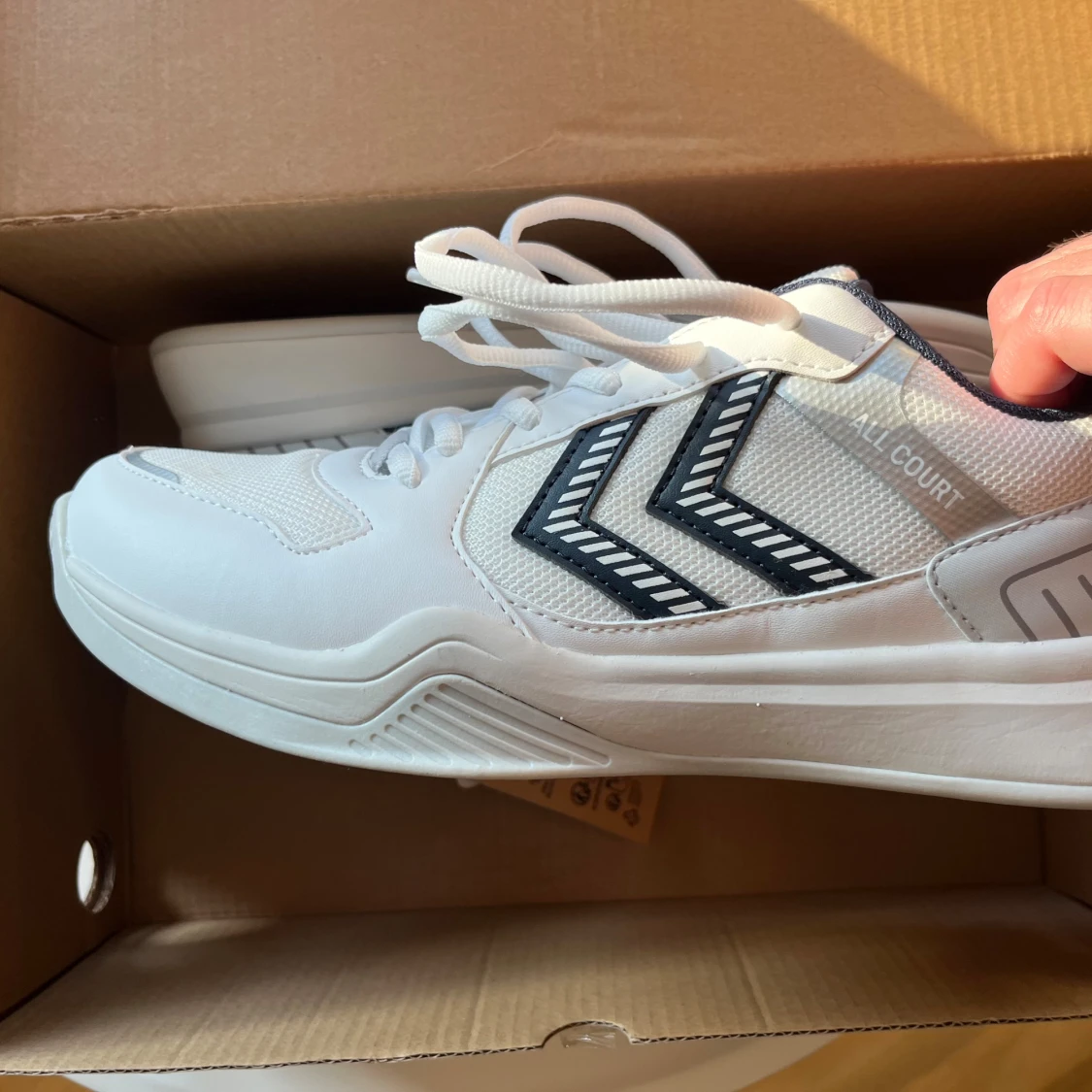 Vita och marinblå sneakers från Hummel - 3