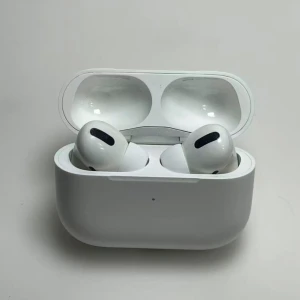 AirPods Pro - Apple AirPods Pro med trådlös laddningsetui. Aktiv brusreducering, transparensläge och silikonproppar för optimal passform. Skicket är mycket bra med endast minimala tecken på användning. Perfekt för musik, samtal och träning.