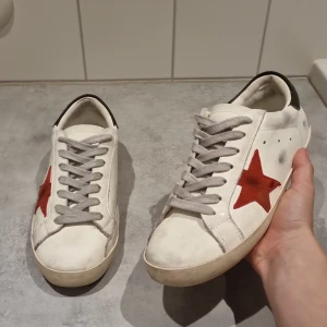Golden Goose - Säljer dessa vita Golden Goose för att dem har blivit för små för mig, dem är i bra skick och pris går Alltid att diskutera!!! Hör av er vid frågor eller pris!!