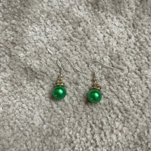 Örhängen julkula grön  - Örhängen julkula grön💚 du får med ploppar💕