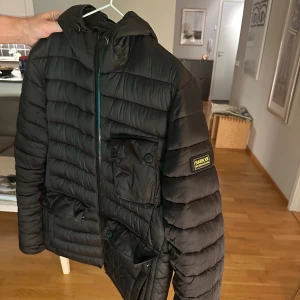 Barbour jacka  - Bra skick. Säljer åt min pappa som använt den sparsamt. Quiltad design med praktiska fickor. Tillverkad i polyamid med polyesterfyllning, perfekt för kalla dagar.
