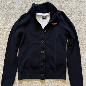 Hollister kofta med knappar - Hej! Säljer nu denna jätte populära Hollister kofta för 549kr!!! Skick 9,2/10✅. I tröjan står M men passar S. Priset inte hugget i sten🪨⛏️Hör av dig vid minsta fundering!