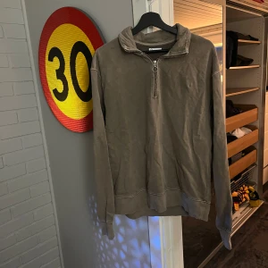 Beige half zip sweatshirt - Säljer en beige sweatshirt med half zip och hög krage. Tröjan har lång ärm och en avslappnad passform, perfekt för chill dagar. Enkel och stilren design utan tryck eller mönster.