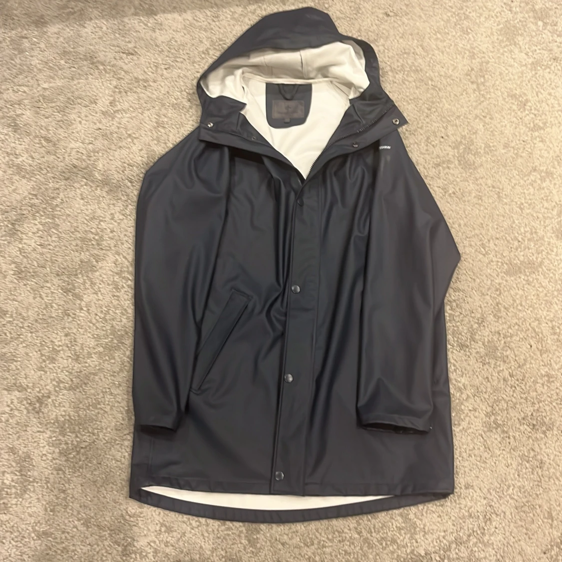 Mörkblå regnjacka med huva - 1