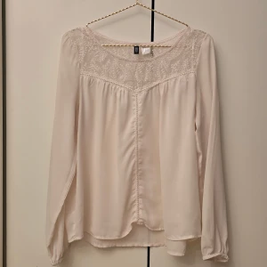 H&M crèmevit skir blus med spets - Beskrivning kommer inom kort...