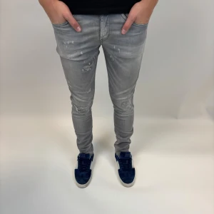 Dondup Jeans George  - Dondup Jeans George! Trendigaste jeansen på marknaden.  Skick= 9,5/10 Ny pris= 4000 kr Säljs för= 1099 kr (Modellen har original slitningar från fabrik vilket är väldigt eftertraktat och populärt) 