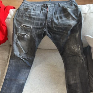 Dsquared2 jeans - Säljer ett par Gråa Dsq2 jeans. Använda Max 7 gånger, Storlek 52 men passar dem som har storlek 50 på sina Dsq2 jeans också, pris går att diskutera 