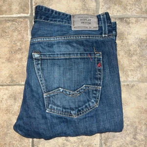 Replay Waitom jeans  - Snygga blå jeans från Replay Denim med klassisk femficksdesign och raka ben. Midja 46cm, längd 108cm. Storlekslappen är borta W34 och jag bedömer dem till att vara L34 också. Modellappen är även den borta men modellen är Waitom. JAG SKICKAR EJ FLER BILDER NÄR JAG BÄR JEANSEN! för storleksguide hänvisar jag till måtten och för bättre inblick i passformen rekommenderar jag att googla på modellnamnet. :) S4