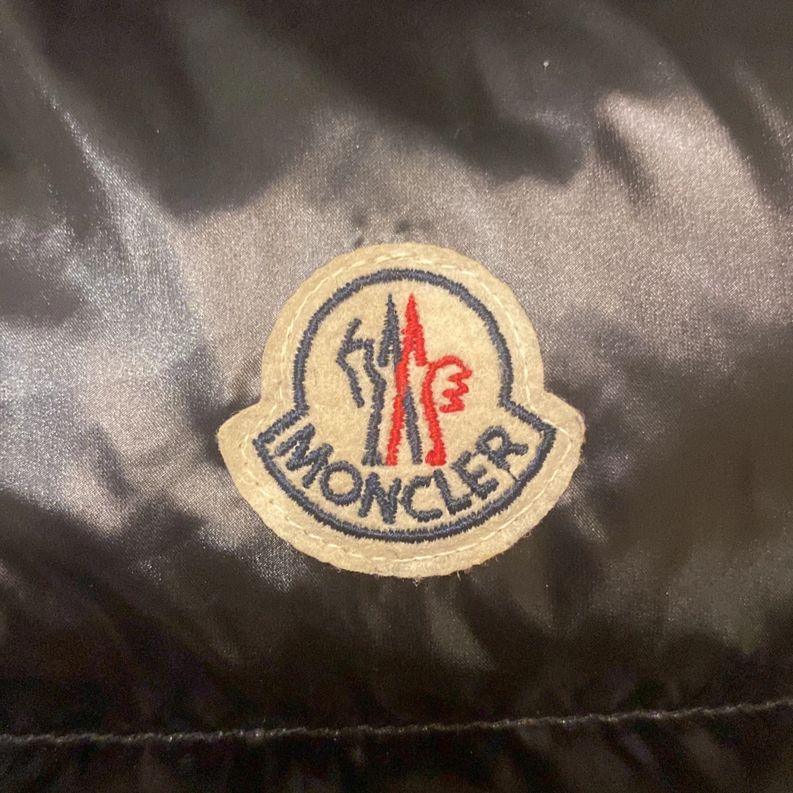 Svart dunväst från Moncler med huva - 1