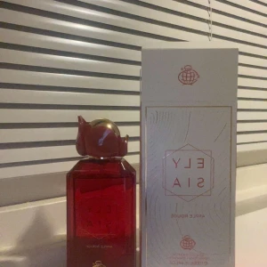 Ely Sia Apple Rouge parfym - Snyggt designad parfym från Ely Sia med namnet Apple Rouge. Perfekt för dig som vill sticka ut med en unik flaska. Volym och ingredienser framgår ej på bilden.