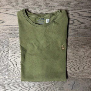Ralph lauren t-shirt - Säljer en Ralph lauren t-shirt i färgen grön och är i storleken S. T-shirten är i jätte bra skick och om du skulle ha några fråga så är det bara och fråga