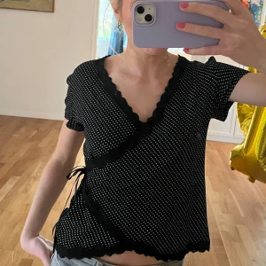 Prickig omlott topp - Jättefin prickig omlott topp med spets kanter som tyvärr är lite stor för mig. Den är från Zara och står att den är i L men skulle säga att den snarare är som en S faktiskt🩷