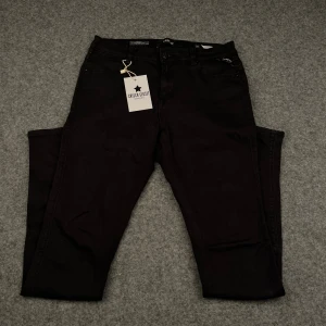 Replay jeans - Ett par riktigt snygga replay jeans, skick 8/10 de är lite slitna men ändå i ett väldigt fint skick. Modellen heter Stella och det är storlek 29