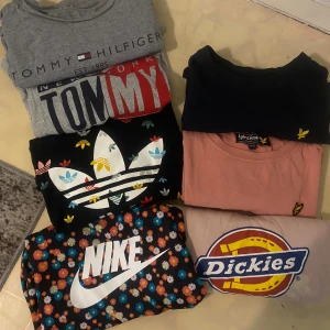 51st plagg! - (Rensar och säljer ut allt möjligt föratt kunna ha råd och ge barnen den jul som förtjänar!)   TOTALT 51st plagg!  🎄Perfekt att ge i julklapp🎅  Säljer stort paket med kläder. Storlek 158/160! 🌸  7st märkes T-shirt  6st märkes hoodies 1st blommigt sommar set  12st byxor ( bara utsvängda leggings och vanliga leggings) sånt som är mode just nu bland barnen.  2st koftor  2st korta vita linnen  1par pyjamasbyxor  3st shorts  1st idrotts-set  3 toppar  13st trosor   Allt är i fint skick, vissa saker ä