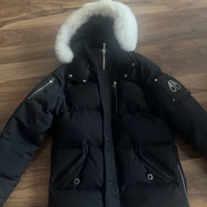 Svart dunjacka Moose Knuckles - Säljer nu min Vinterjacka i storlek M. Skicket är som helt ny knappt använd, kvitto finns. Skriv för fler bilder. Ny pris 11999kr