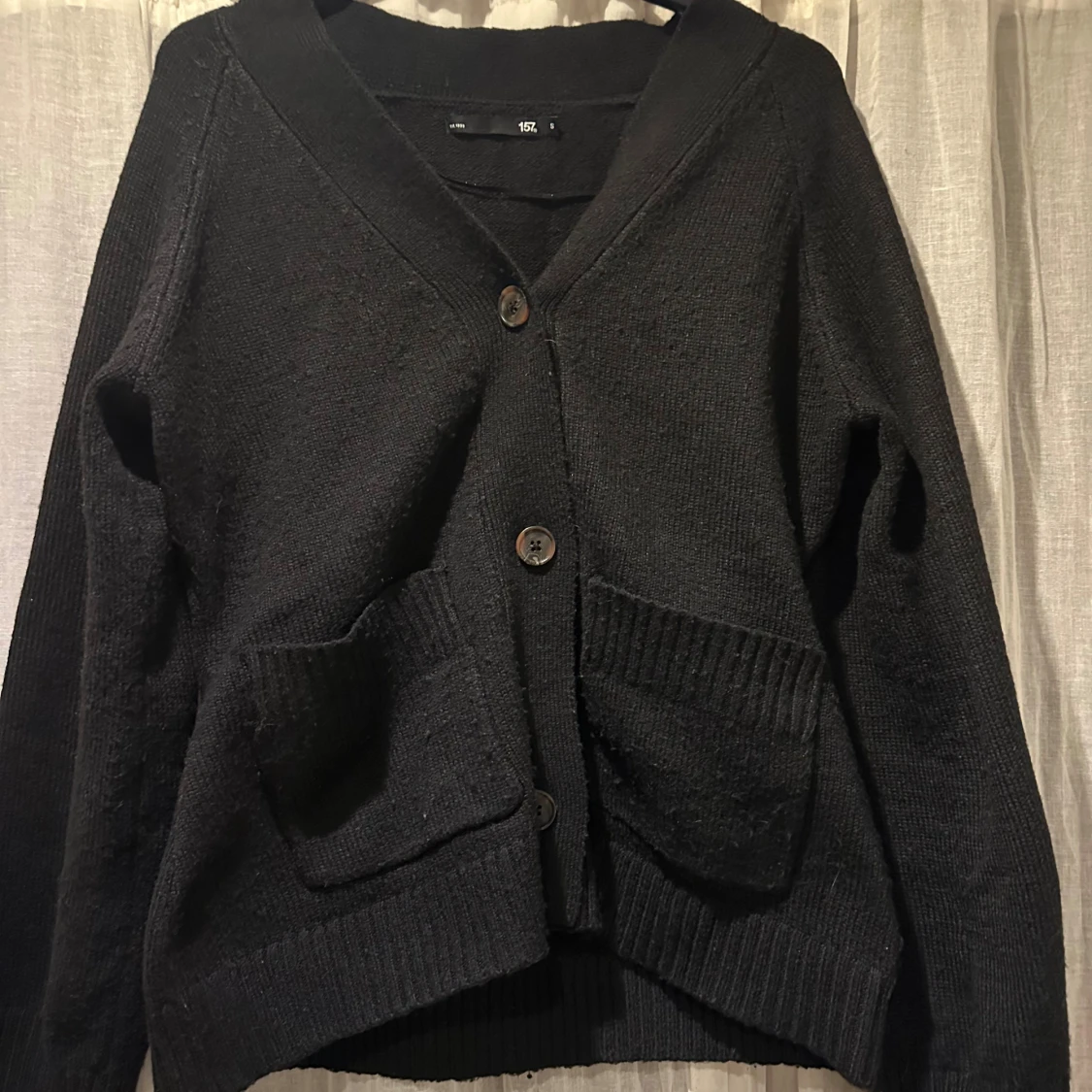 Svart stickad kofta med knappar