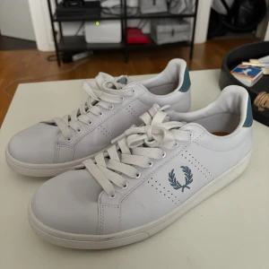 Sneakers - Säljer dessa oanvända sneakers från Fred Perry