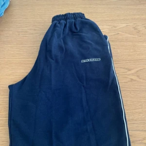 Marinblå mjukisbyxor från iets Frans - Säljer dessa iets frans pågrund av att de är för stora. De är i storlek S och är använda en gång.