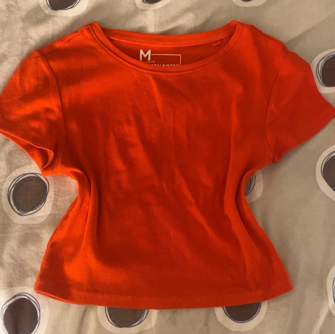 Orange croppad topp från Monki - 2