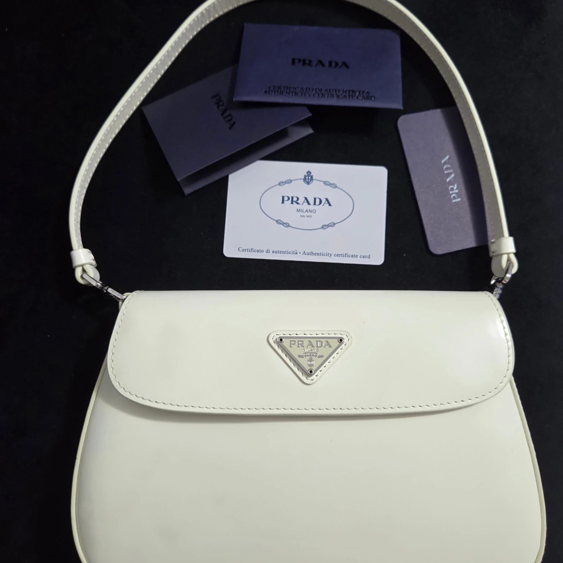 Vit axelväska från Prada i skinn