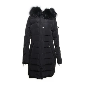 Svart pufferjacka från Roco Baroco - Svart pufferjacka från Roco Baroco med fluffig fuskpäls på huvan och snyggt paisleymönstrat innerfoder. Jackan har dragkedja framtill och markerad midja för en schysst siluett. Perfekt för kalla dagar när du vill vara både varm och stilren.