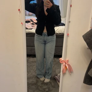 Ljusblå wide jeans från HM - Säljer ett par ljusblå jeans från HM med klassisk femficksdesign och raka, breda ben. Jeansen har hög midja och är tillverkade i slitstarkt denim. Perfekt för dig som gillar en avslappnad och trendig look. Bredden är 50cm Längden är 100cm Midjan är 42cm Grenen är 73cm