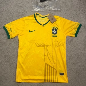 Brasilien Jesus fotbollströja - Säljer en mycket efterlängtat fotbollströja som är både fin och unik. Den är i storlek M och helt ny med tags på.