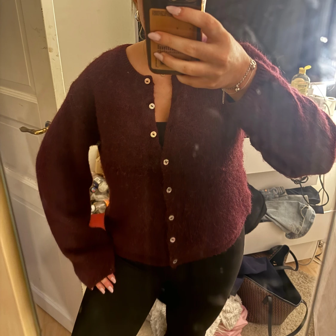 Vinröd kofta med knappar från Ginatricot - 3