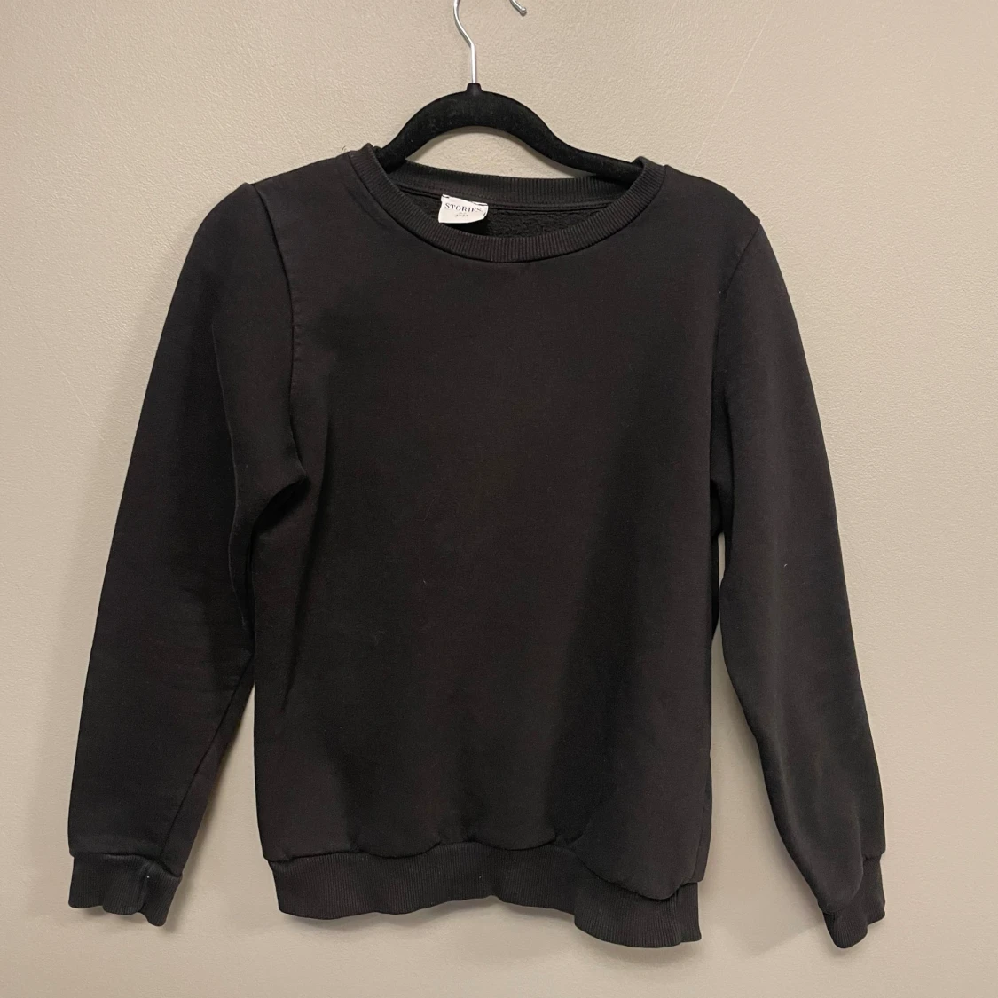 Svart sweatshirt från Stories XS
