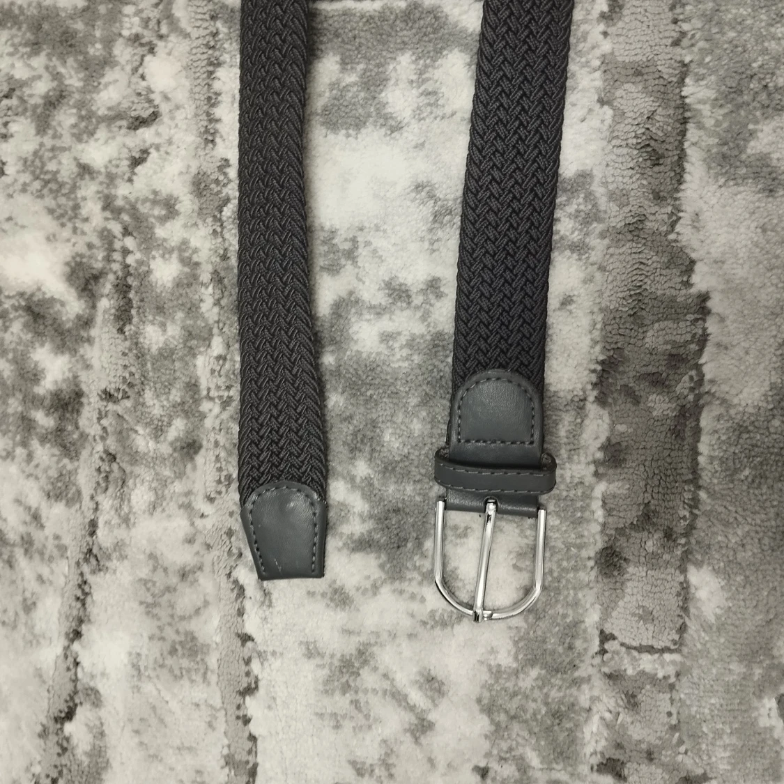 Grå flätat bälte med silverfärgat spänne - 2