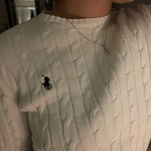 Vit  tröja Polo Ralph Lauren - ‼️pris går att disskutrras vid snabb köp ‼️  vit långärmade tröjan från Ralph Lauren, knappt använd. Inga defekter. Storlek M/S 