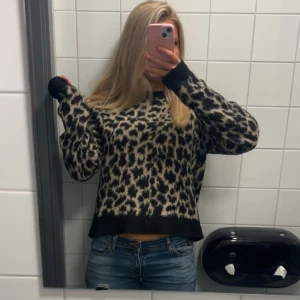 Leopardmönstrad stickad tröja - Säljer en snygg stickad tröja med leopardmönster i svart och beige. Tröjan har lång ärm, rund halsringning!🩷🩷 