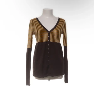 Randig kofta/topp från ONLY - Säljer en långärmad kofta från ONLY i storlek M. Koftan/cardigan/topp är i mjukt stickat material och har en slim passform.