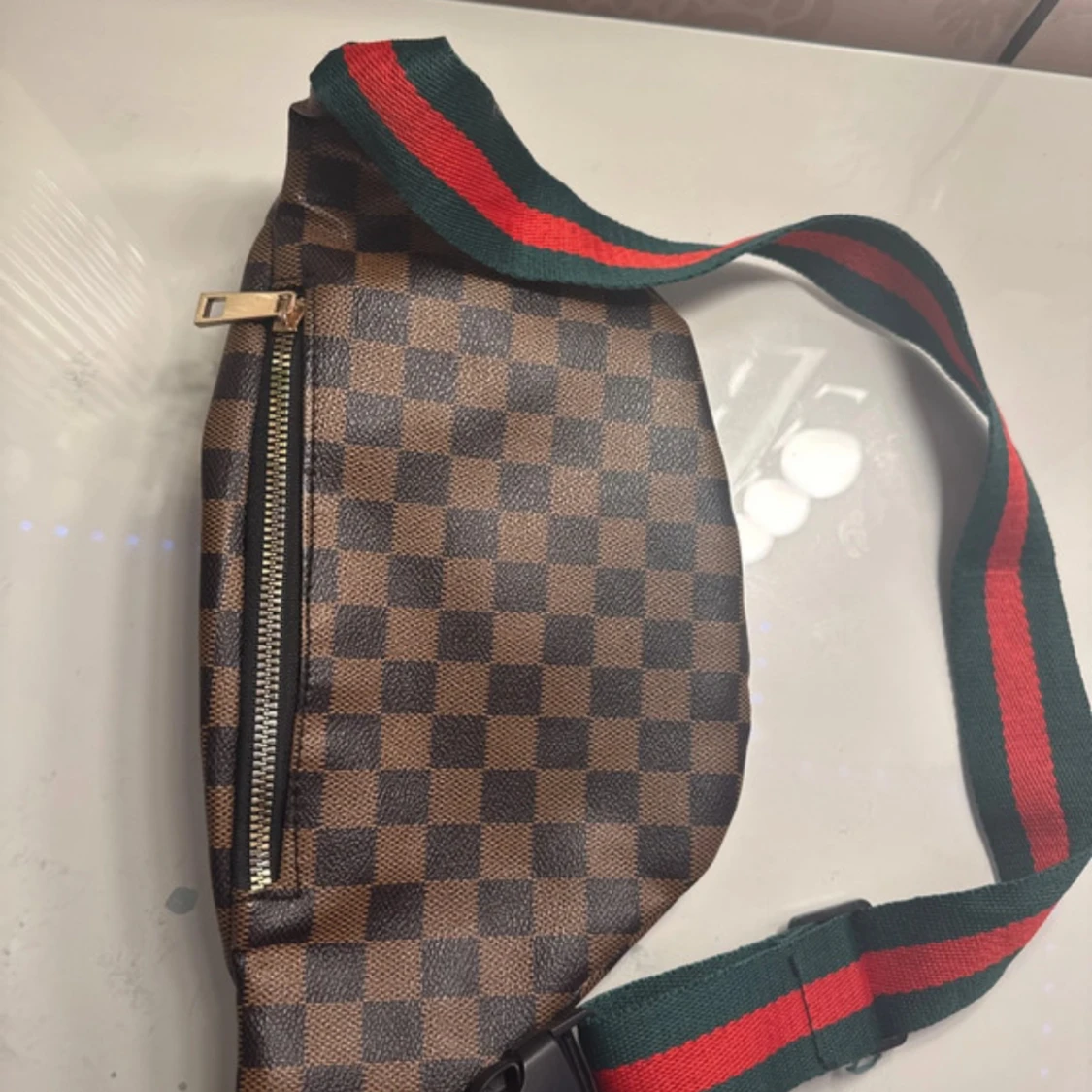 Brun rutig magväska med röd/grön rem - 2