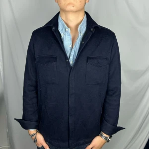 Mörkblå overshirt från Massimo dutti  - Storlek: M -  Skick: 8/10 ( tappat en knapp på bröst  fickan men syns inte vid användning) - Nypris: 1500+ Modellen är 185cm & 78 kg 