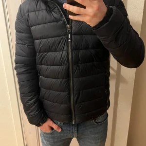 Mörkblå Superdry jacka - Mörkblå superdry jacka i strl S, jävligt schysst. Lucan går även att ta av.