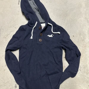 Vintage Hollister hoodie med knappar - Säljer nu denna extremt eftertraktade och sällsynta Vintage Hollister Hoodie med knappar! Grymt skick, inga defekter - ser exakt ut som på bilderna! Storlek S! Skriv gärna vid frågor 💬✌️