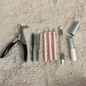 Verktygskit för naglar - Säljer ett kit med verktyg för att göra naglar! Pinsetter, tång och andra bra verktyg att ha i sin salong!