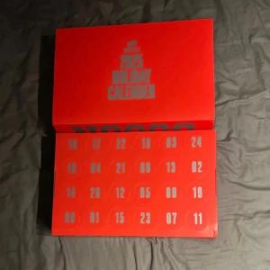 Nocco Julkalender - 2025 - Säljer en röd Nocco julkalender 2025 , en adventskalender fylld med olika Noccos. Perfekt för dig som vill testa nya produkter från Nocco, kalendern innehåller blandade nocco överraskningar. Helt ny och oanvänd 