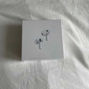 Helt nya air pods 2 pro  oööpnad får ni  - Helt nya air pods 2 pro  oööpnad får ni de ingår papper och usbkabel laddare alltså och den har många funktioner tex om du har iPhone kopplar du den direkt kommer den registreras i hitta appen så du kan spåra den så den ej blir borta osv 