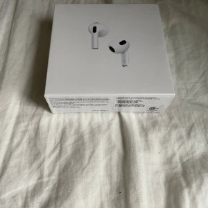 Air pods 3 helt nya Ni får en oööpnad  - Helt nya air pods 3 oööpnad får ni de ingår papper och usbkabel laddare alltså och den har många funktioner tex om du har iPhone kopplar du den direkt kommer den registreras i hitta appen så du kan spåra den så den ej blir borta osv 