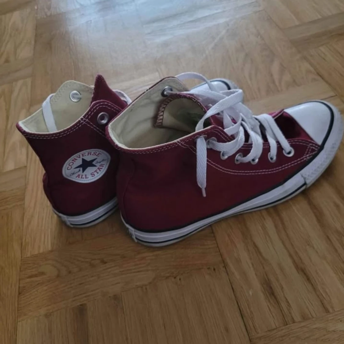 Converse Chuck Taylor vinröda high tops - 1