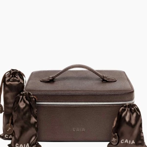 Caia adventskalender  - Säljer Caias adventskalender! Kalendern är näst intill oöppnad utöver att ha kollat att samtliga 24 påsar är med. Dvs att jag inte har kollat innehållet i alla påsar men det kan jag göra vid önskemål. Kalendern kommer enligt bild 2 (leverans-kartongen är alltså slängd).   Kan uppvisa kvitto vid önskemål. Säljes pga kommer till bättre nytta hos någon annan som verkligen vill ha kalendern men ej fick tag på den.   Möts gärna upp vid gärdet/östermalm/hornstull!  Hör av dig vid fler frågor! 