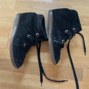Svarta Bobby Isabel Marant - Svarta Isabel Marant Bobbys. Jättesnygga som passar till allt. Storlek 39. Sulan är lite sliten men inget som stör enligt mig🥰