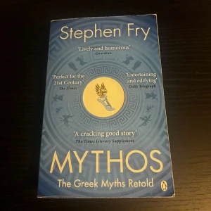 Mythos: The Greek Myths Retold - Upptäck de grekiska myterna på ett nytt och underhållande sätt! Stephen Fry berättar klassiska historier med humor och energi, perfekt för unga vuxna som vill utforska antikens värld. Boken har hyllats som både lärorik och rolig.