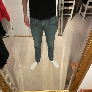 Replay Jeans - Säljer nu dessa Replay jeans, Jeansen är i storlek 32 midja 34 längd. Jeansen har inga defekter. Skriv om ni har några frågor.