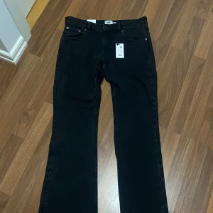 Svarta lågmidjade jeans  - Snygga och oanvända bootcut med prislapp kvar. Storlek L men små i storlek, så jag skulle nog säga M